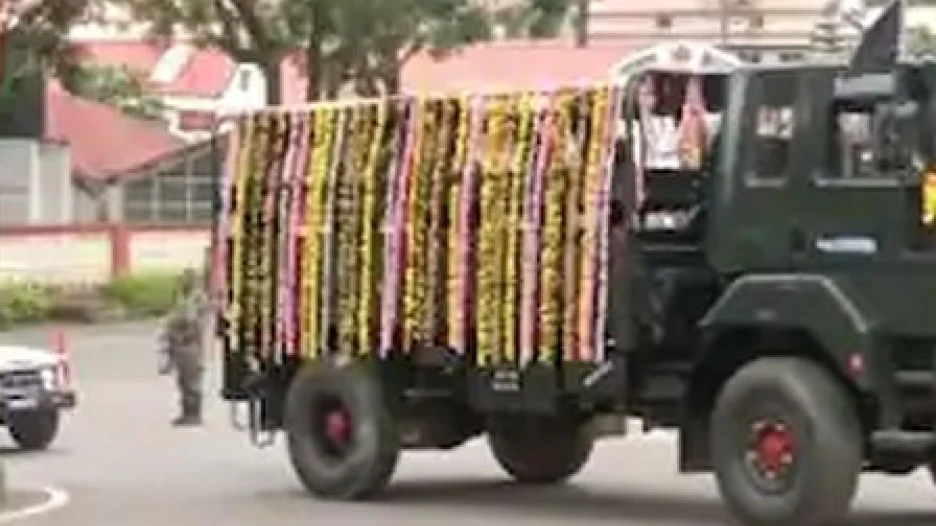 ജനറൽ ബിപിൻ റാവത്തിൻ്റെ മൃതദേഹവുമായുള്ള വിലാപ യാത്രയ്ക്കിടെ പൊലീസ് വാഹനം അപകടത്തിൽ പെട്ടു