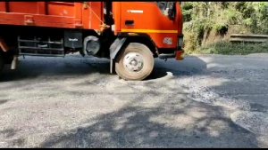 
                        നടുവണ്ണൂർ ജവാൻ ഷൈജു വളവിൽ റോഡുപണി വഴിപാടായി; ഫണ്ട് ദുർവിനിയോഗം ചെയ്ത് പി. ഡബ്ല്യൂ. ഡി.