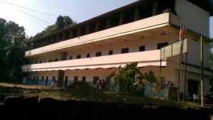 
                        ബാലുശേരിയിൽ നിന്നും വിദ്യാർത്ഥികളെ വിനോദ യാത്രയ്ക്ക് കൊണ്ടു പോയ വാൻ കൊക്കയിലേക്ക് മറിഞ്ഞു