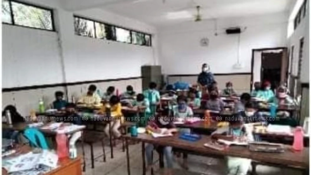  പൂനൂർ തേക്കും തോട്ടം എ. എം. എൽ. പി. സ്കൂളിൽ 'അമൃതോത്സവം' ചിത്രരചനാ ക്യാമ്പയിൻ 