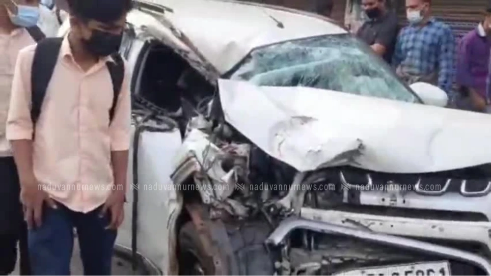 പയ്യോളിയില്‍ ഇന്ന് പുലര്‍ച്ചേ കാറപകടം,അഞ്ച് പേര്‍ക്ക് പരിക്ക്