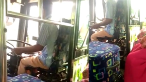 
                        ബസ്സ് ഓടിക്കുമ്പോൾ വാട്സ്സാപ്പ്; ഡ്രൈവർക്കെതിരെ നടപടി