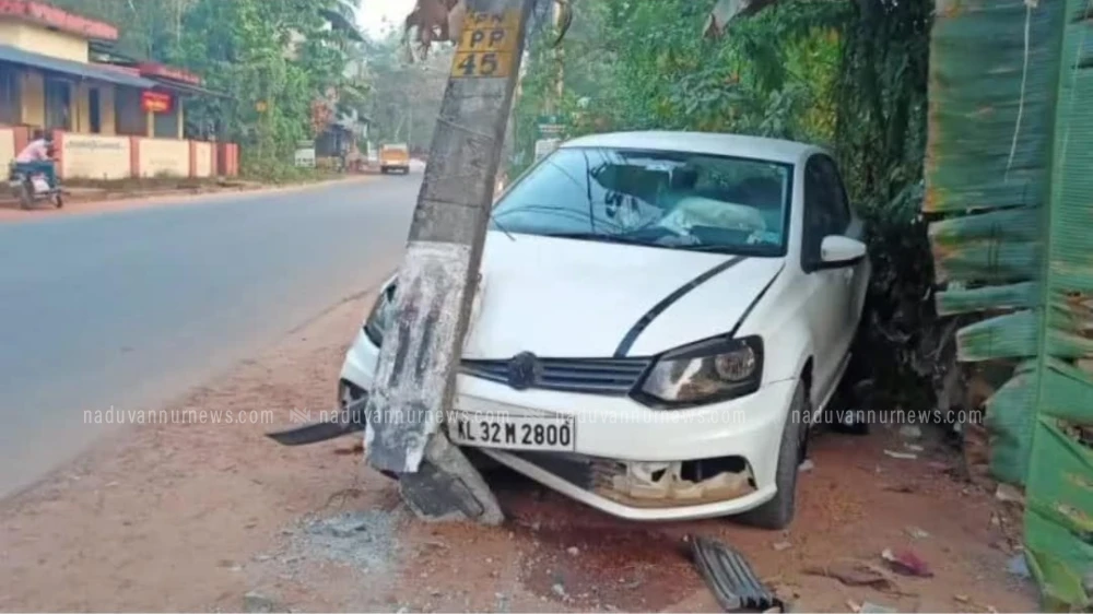 വടക്കുമ്പാട് സ്കൂളിനടുത്ത് ഇന്ന് പുലര്‍ച്ചേ കാര്‍ ഇലക്ട്രിക്ക് പോസ്റ്റിലിടിച്ചു