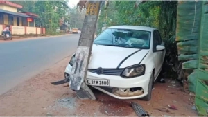 
                        വടക്കുമ്പാട് സ്കൂളിനടുത്ത് ഇന്ന് പുലര്‍ച്ചേ കാര്‍ ഇലക്ട്രിക്ക് പോസ്റ്റിലിടിച്ചു