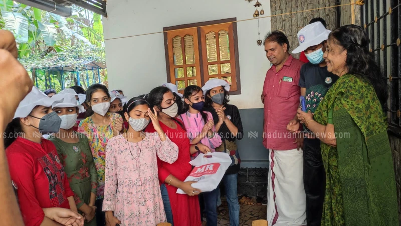 സരസ ബാലുശ്ശേരിയെ എന്‍എസ്എസ് വളണ്ടിയര്‍മാര്‍ ആദരിച്ചു