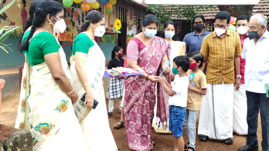 കേരളപ്പിറവി ദിനത്തിൽ പ്രകൃതി സൗഹൃദ പേന നൽകി കുരുന്നുകളെ സ്വീകരിച്ച് നന്മണ്ട എ. യു. പി. സ്കൂൾ