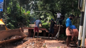 
                        അജ്ഞാത വാഹനമിടിച്ച് തകർന്ന ചിലമ്പവളവ് ബസ്സ് സ്റ്റോപ്പിൻ്റെ നിർമ്മാണ പ്രവർത്തികൾ ആരംഭിച്ചു