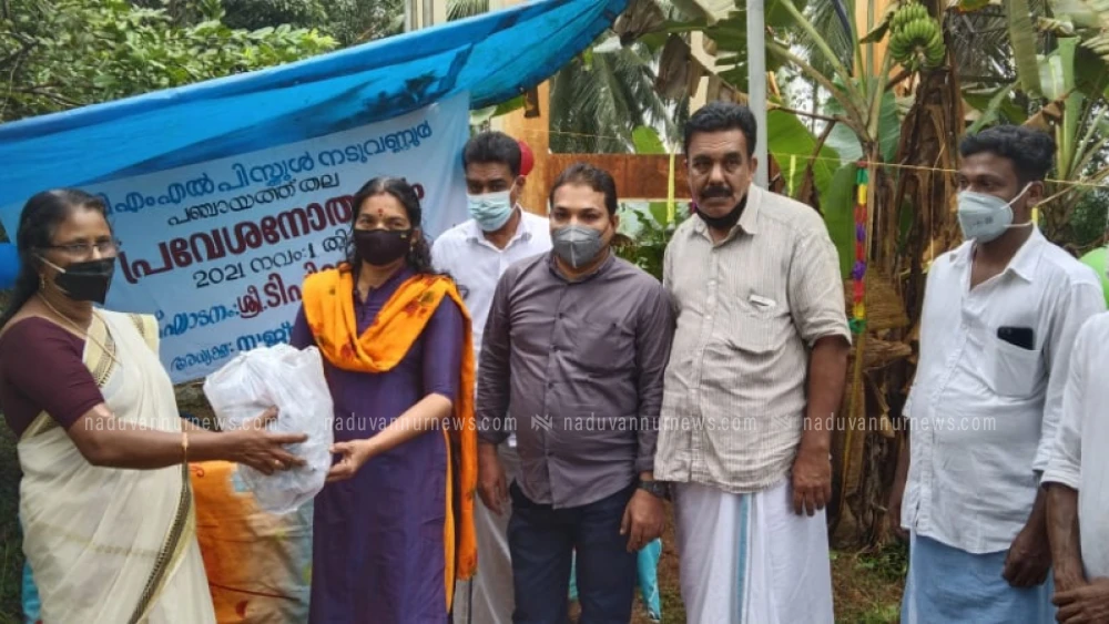 പഠനോപകരണങ്ങളുമായി രാജീവ് ഗാന്ധി ചാരിറ്റബ്ള്‍ ട്രസ്റ്റ് നടുവണ്ണൂര്‍