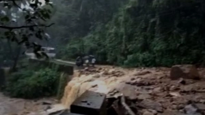 
                        കുറ്റ്യാടി ചുരത്തിൽ ഉരുൾ പൊട്ടി ഗതാഗതം തടസ്സപ്പെട്ടു