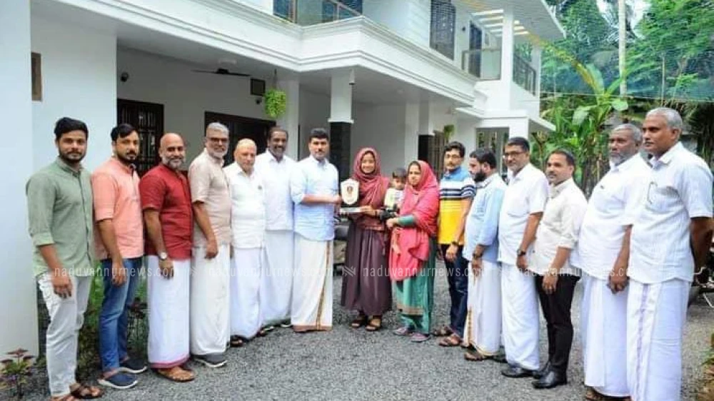 നീറ്റ് പരീക്ഷയിൽ മികച്ച റാങ്ക് കരസ്ഥമാക്കിയ ഹംനയെ ദുബായ് കെഎംസിസി കോഴിക്കോട് ജില്ലാ കമ്മിറ്റി അനുമോദിച്ചു