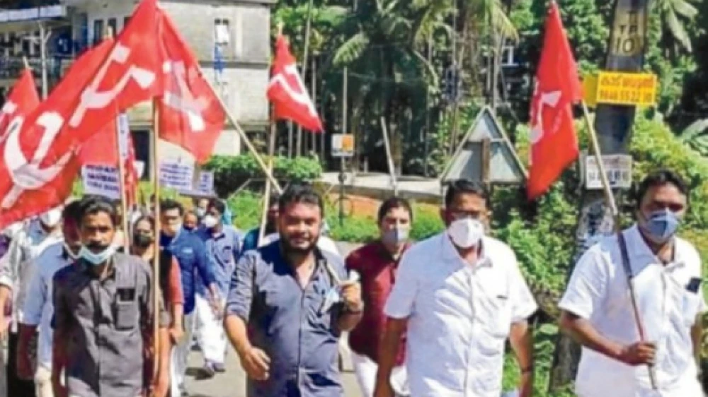 തിരുവമ്പാടി അങ്ങാടിയിലെ മാലിന്യ പ്രശ്നം പരിഹരിക്കണമെന്ന് ആവശ്യപ്പെട്ട് സിപിഎം മാര്‍ച്ച് നടത്തി