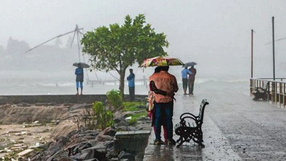 സംസ്ഥാനത്ത് മഴ തുടരും; പന്ത്രണ്ട് ജില്ലകളിൽ യെല്ലോ അലർട്ട്
