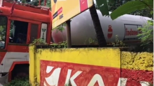 
                        കൊയിലാണ്ടിയില്‍ ഗ്യാസ് ടാങ്കര്‍ ലോറി നിയന്ത്രണം വിട്ട് മറി‍ഞ്ഞു