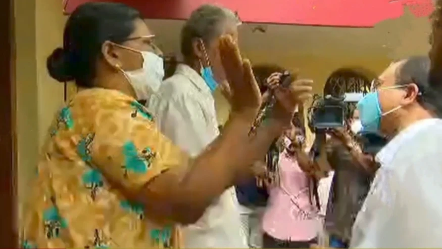 കെ-റെയിൽ വിരുദ്ധ നിലപാടിന്റെ ഭാഗമായി ഗൃഹസന്ദർശനം; കേന്ദ്രമന്ത്രി വി. മുരളീധരന് നേരെ കെ-റെയിൽ അനുകൂല മുദ്രാവാക്യവുമായി വീട്ടുകാർ