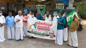 
                        ഇടിത്തീയായി ഇന്ധന വില: ജനതാദൾ (എസ് ) പെട്രോൾ പമ്പിന് മുമ്പിൽ വലയം തീർത്തു