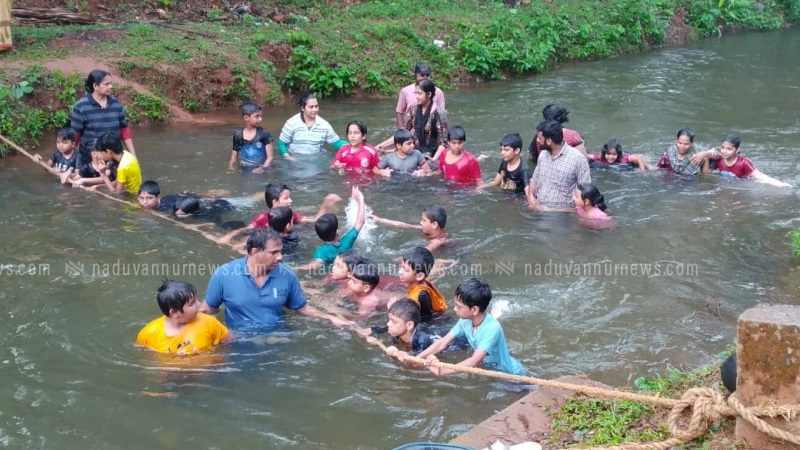  കുട്ടികൾക്ക് ആവേശമായി കോട്ടൂർ സ്കൂളിൽ അവധിക്കാല നീന്തൽ പരിശീലനം