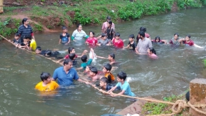 
                        കുട്ടികൾക്ക് ആവേശമായി കോട്ടൂർ സ്കൂളിൽ അവധിക്കാല നീന്തൽ പരിശീലനം