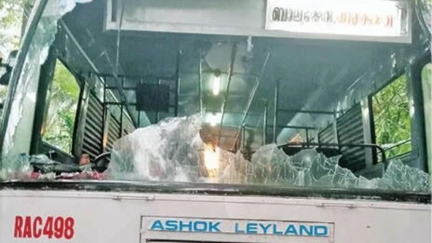 വയലടയിൽ കെ.എസ്.ആർ.ടി.സി. ബസ്സിനു മുകളിൽ മരം വീണു