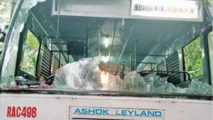 
                        വയലടയിൽ കെ.എസ്.ആർ.ടി.സി. ബസ്സിനു മുകളിൽ മരം വീണു