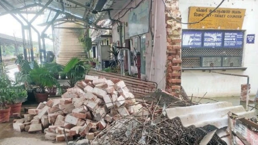 കൊയിലാണ്ടി റെയിൽവേ പ്ലാറ്റ്ഫോമിൽ കെട്ടിടാവശിഷ്ടങ്ങൾ യാത്രാക്ലേശം സൃഷ്ടിക്കുന്നു