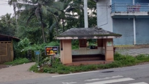 
                        കൂട്ടാലിട റോഡ് ജംഗ്ഷനില്‍ നോക്കുകുത്തിയായി ബസ് വെയിറ്റിങ്ങ് ഷെഡ്