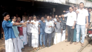 
                        മധുരം പകർന്ന് സ്വാതന്ത്ര്യ ദിനം ആഘോഷിച്ച് ഉള്ളിയേരിയിലെ വ്യാപാരി വ്യവസായി ഏകോപന സമിതി