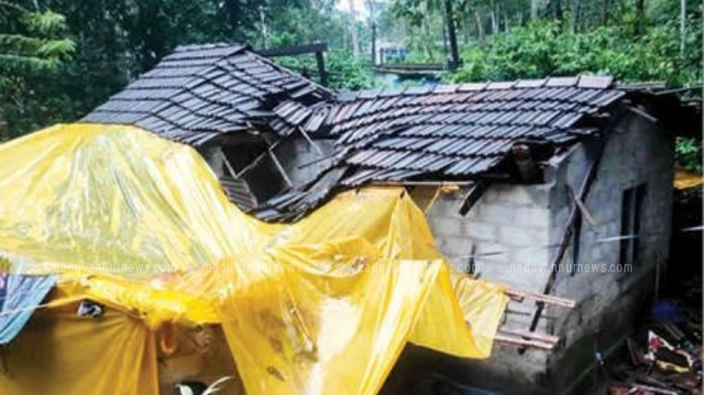 കനത്ത മഴയിൽ വീട് തകർന്നു; അത്ഭുതകരമായി രക്ഷപ്പെട്ട് കുടുംബം