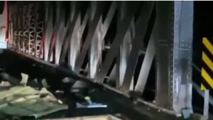 
                        ഇന്നലെ ഉദ്ഘാടനം ചെയ്ത ഫറൂഖ് പുതിയ പാലത്തിൽ ബസ് കുടുങ്ങി അപകടം 