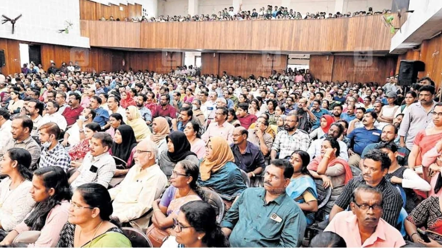 സ്കൂൾ കലോത്സവ വേദിയിലേക്ക് ആസ്വാദക പ്രവാഹം