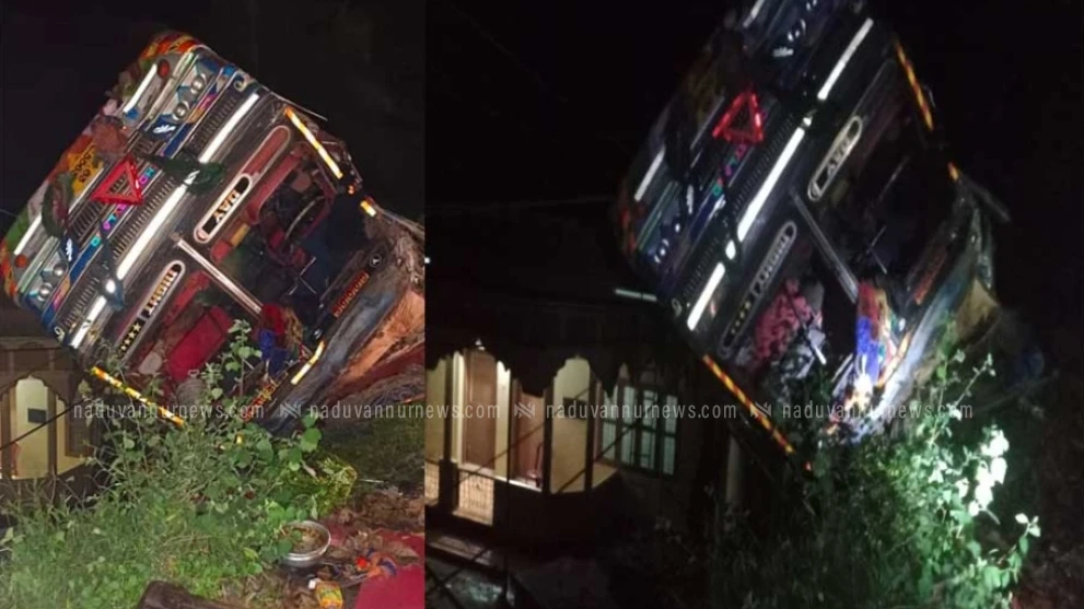 താമരശ്ശേരി ചുരത്തിൽ ലോറി പള്ളിക്കു മുകളിലേക്ക് മറിഞ്ഞ് അപകടം