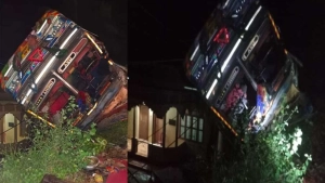 
                        താമരശ്ശേരി ചുരത്തിൽ ലോറി പള്ളിക്കു മുകളിലേക്ക് മറിഞ്ഞ് അപകടം