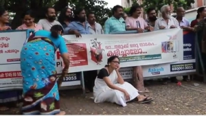 
                        കലോത്സവത്തിന്റെ പ്രചരണാർത്ഥം മിഠായി തെരുവിൽ സ്ത്രീകളുടെ തെരുവ് നാടകം