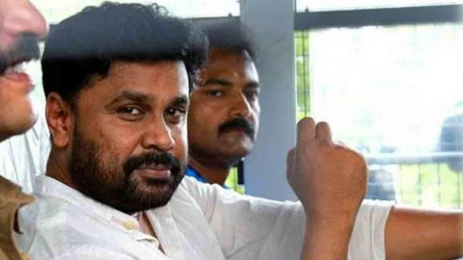 നടിയെ ആക്രമിച്ച കേസിൽ ഒരു മാസത്തിനകം അന്തിമ റിപ്പോർട്ട് സമർപ്പിക്കാൻ കോടതി നിർദേശം