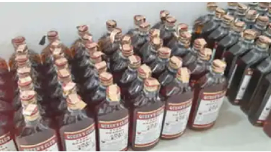 പയ്യോളിയിൽ ഓട്ടോറിക്ഷയിൽ കടത്താൻ ശ്രമിച്ച 260 കുപ്പി മദ്യം പിടികൂടി