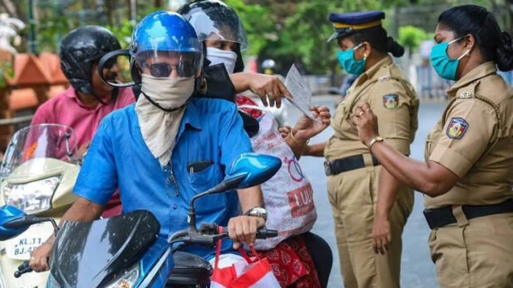 ലോക് ഡൗണ്‍ സമാന നിയന്ത്രണങ്ങള്‍ നടപ്പാക്കി തുടങ്ങി;പരിശോധിക്കാന്‍ പോലീസ് സംഘം