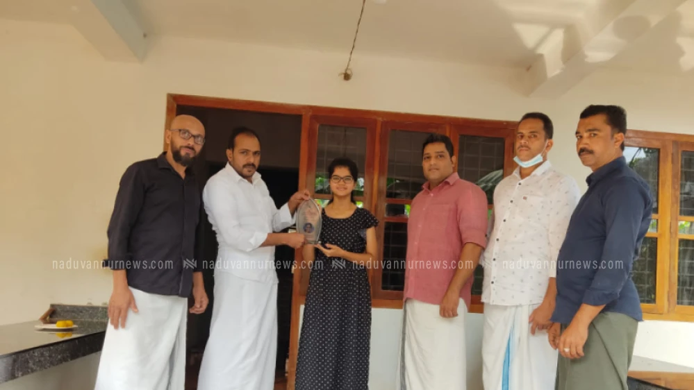 നീറ്റ് ഉന്നത റാങ്ക് കരസ്ഥമാക്കിയ സോനാ സന്തോഷിനെ പ്രവാസി കാരയാട് അനുമോദിച്ചു