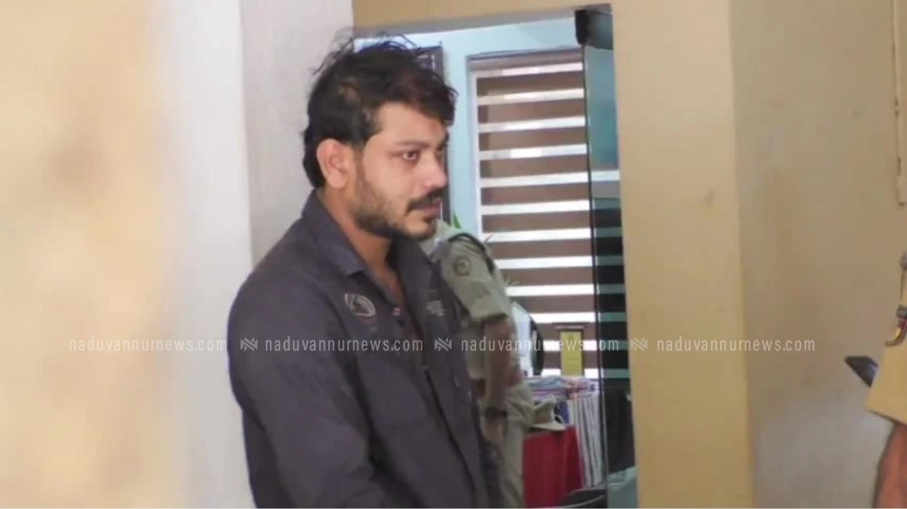 ഇയ്യാട്ട് കഞ്ചാവും പണവുമായി യുവാവ് പിടിയില്‍