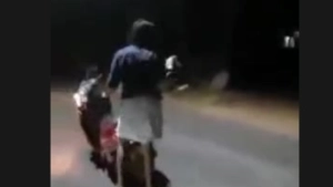 
                        നടുറോട്ടിൽ പാമ്പ് പ്രദർശനം; യുവാവിനെതിരെ കേസെടുക്കും