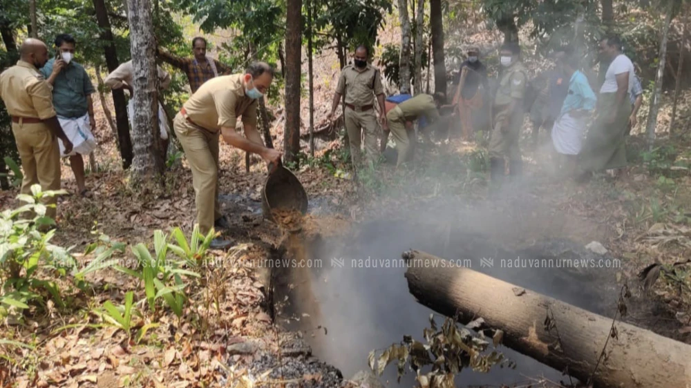 കോട്ടൂരിൽ പ്ലാസ്റ്റിക്ക് മാലിന്യത്തിന് തീയിട്ടു; ഫയർഫോഴ്സ് എത്തി തീയണച്ചു
