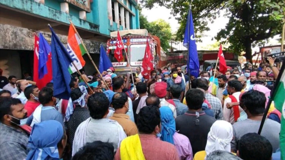  തൊഴിലാളി സംഘടനകളുടെ നേതൃത്വത്തിൽ പ്രതിഷേധ ധർണ നടത്തി