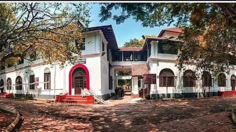 എറണാകുളം മഹാരാജാസിൽ സംഘർഷം; കോളജും ഹോസ്റ്റലും അടച്ചു