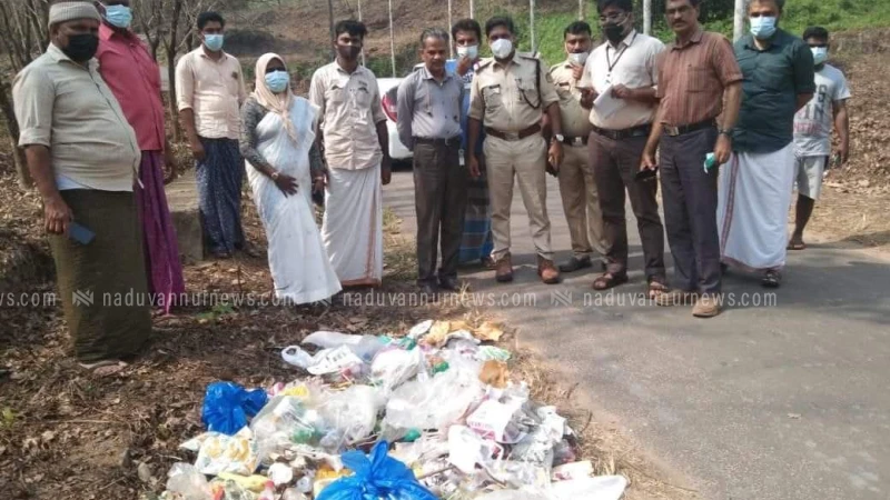 റോഡരുകിൽ മാലിന്യം തള്ളിയ കടയുടമക്ക്10000 രൂപ പിഴ ചുമത്തി