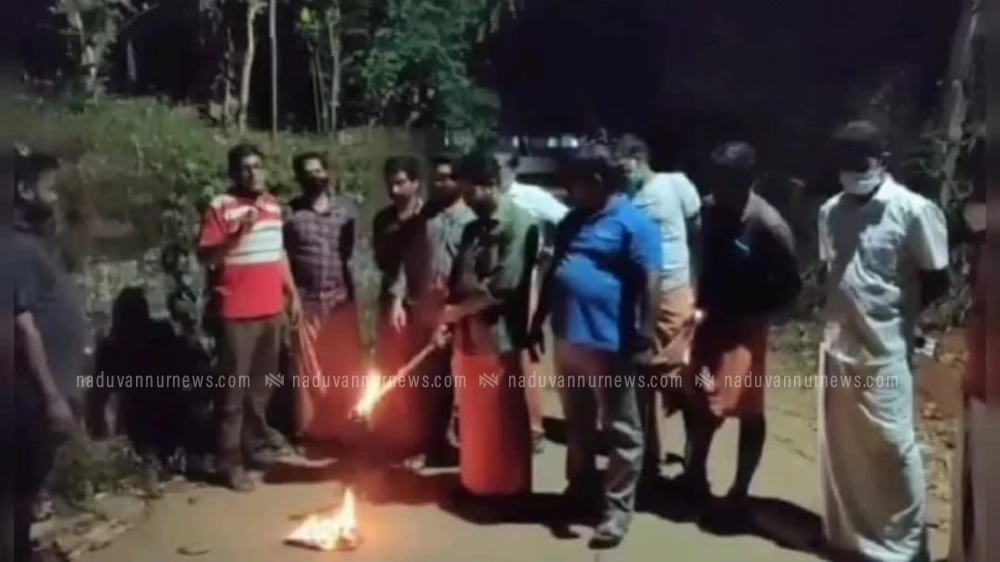 കെ റെയിൽ പദ്ധതിക്കെതിരെ ഡി.പി.ആർ കോപ്പി കത്തിച്ച് പ്രതിഷേധം