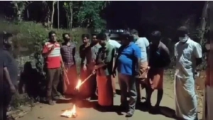 
                        കെ റെയിൽ പദ്ധതിക്കെതിരെ ഡി.പി.ആർ കോപ്പി കത്തിച്ച് പ്രതിഷേധം