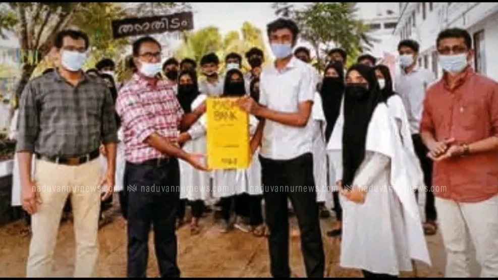 ചേന്ദമംഗലൂർ സ്കൂൾ സൗജന്യ മാസ്ക് ബാങ്കൊരുക്കി