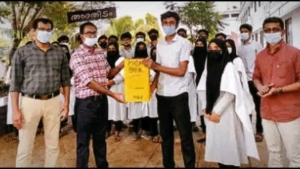 
                        ചേന്ദമംഗലൂർ സ്കൂൾ സൗജന്യ മാസ്ക് ബാങ്കൊരുക്കി