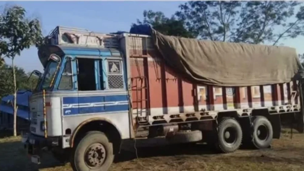 കോഴിക്കോട്ട് ലോറിക്ക് നേരെ അജ്ഞാതരുടെ ആക്രമണം,‍ഡ്രൈവര്‍ക്ക് പരിക്ക്