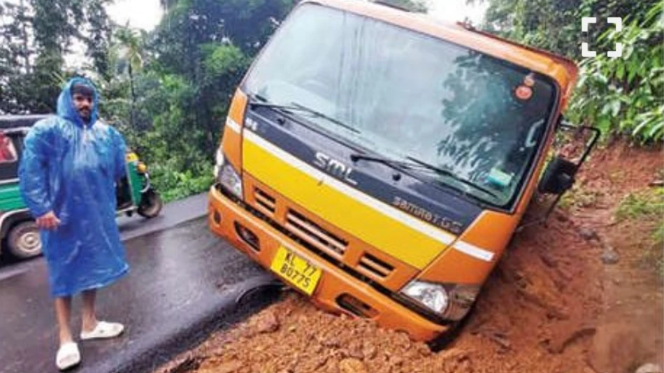 പേരാമ്പ്ര-ചെമ്പ്ര റോഡിൽ ലോറി താഴ്ന്നു
