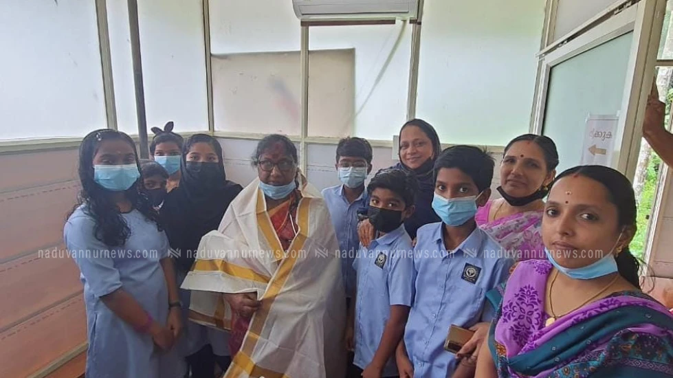 ഡോ: രാധയെ കാവുന്തറ എ.യു.പി സ്കൂൾ ആരോഗ്യ ക്ലബ് ആദരിച്ചു