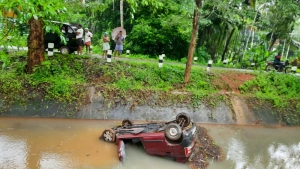 
                        വല്യേക്കോട് - മുളിയങ്ങൽ കനാൽ റോഡിൽ കാർ കനാലിലേക്ക് മറിഞ്ഞു